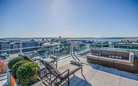 Your Family Getaway - Rooftop Spa & Pool!
